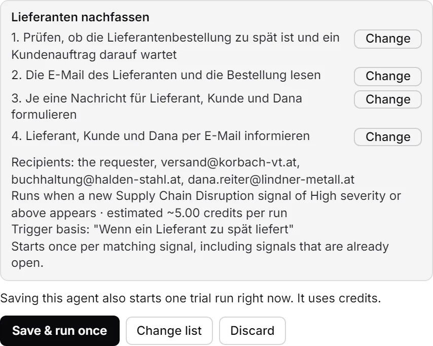 Der Chat mit dem Entwurf eines Agenten zur verspäteten Lieferantenbestellung 4471: der Name „Lieferanten nachfassen“, vier Schritte, die Empfänger, der Hinweis, dass das Speichern einen Probelauf startet, und die Knöpfe zum Speichern mit einem Probelauf, zum Ändern der Liste und zum Verwerfen.
