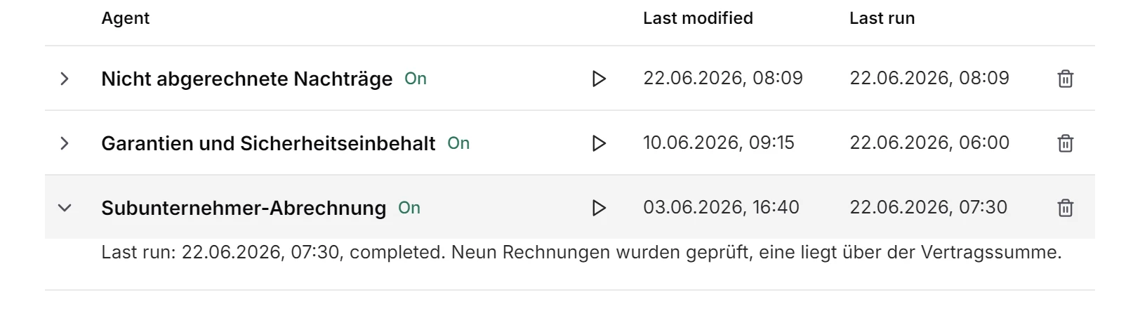 Der Agent „Subunternehmer-Abrechnung“ in der Agentenliste der Demo (Oberfläche englisch): letzter Lauf 22.06.2026, 07:30. Neun Rechnungen wurden geprüft, eine liegt über der Vertragssumme.
