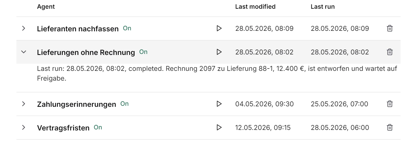 Der Agent „Lieferungen ohne Rechnung“ in der Agentenliste der Demo (Oberfläche englisch): letzter Lauf 28.05.2026, 08:02. Rechnung 2097 zu Lieferung 88-1, 12.400 €, ist entworfen und wartet auf Freigabe.