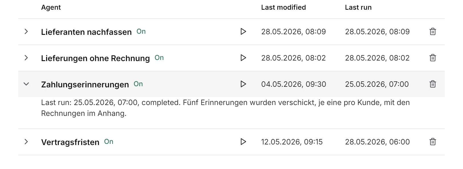 Der Agent „Zahlungserinnerungen“ in der Agentenliste der Demo (Oberfläche englisch): letzter Lauf 25.05.2026, 07:00. Fünf Erinnerungen wurden verschickt, je eine pro Kunde, mit den Rechnungen im Anhang.