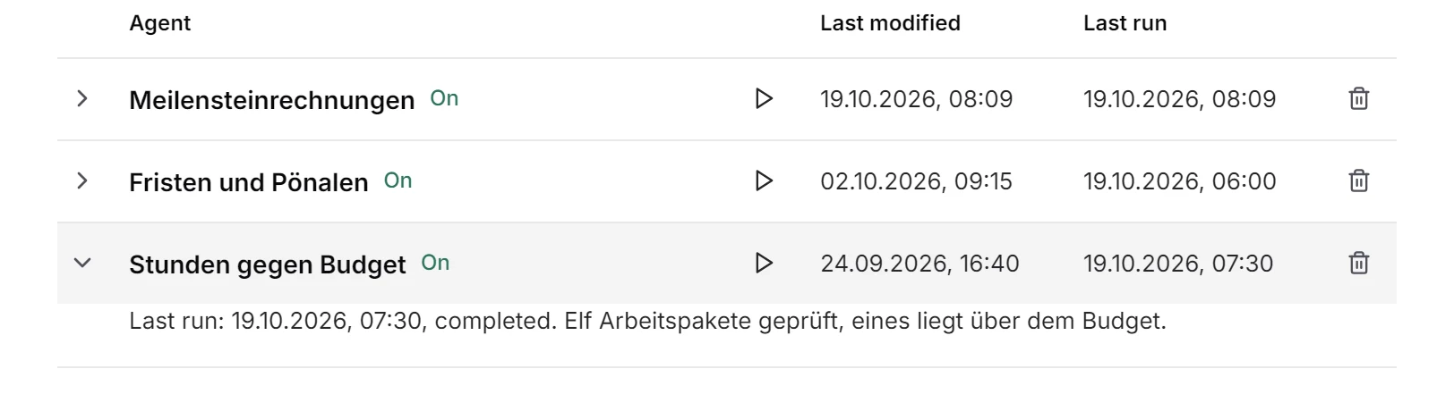 Der Agent „Stunden gegen Budget“ in der Agentenliste der Demo (Oberfläche englisch): letzter Lauf 19.10.2026, 07:30. Elf Arbeitspakete geprüft, eines liegt über dem Budget.