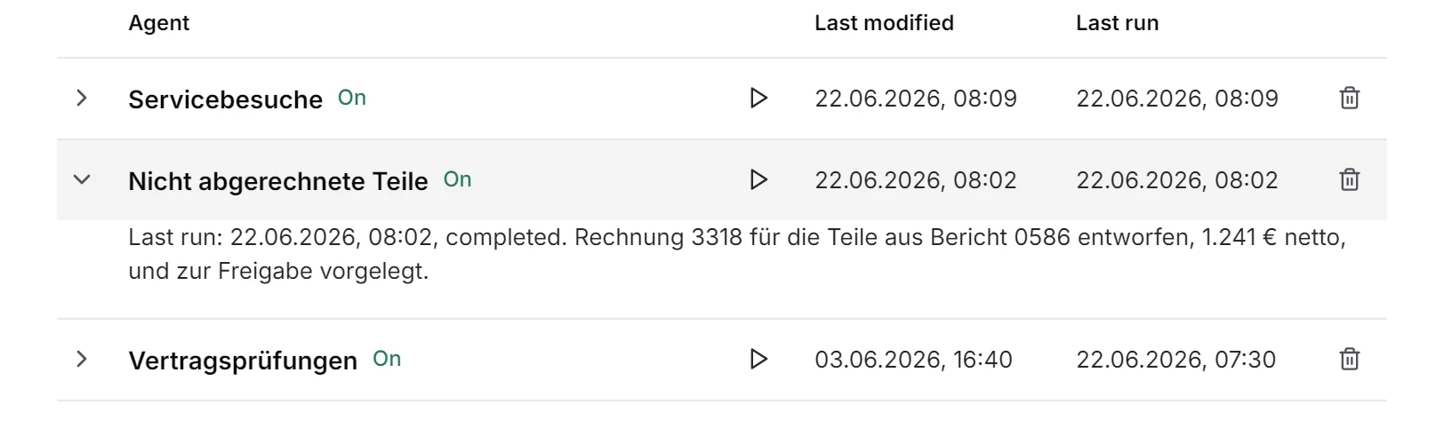 Der Agent „Nicht abgerechnete Teile“ in der Agentenliste der Demo (Oberfläche englisch): letzter Lauf 22.06.2026, 08:02. Rechnung 3318 für die Teile aus Bericht 0586 entworfen, 1.241 € netto, und zur Freigabe vorgelegt.